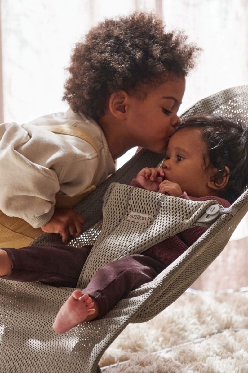 BabyBjörn - Wipstoeltje Bliss - Mesh Grijs beige & Speelboog Ondeugende oogjes Pastel