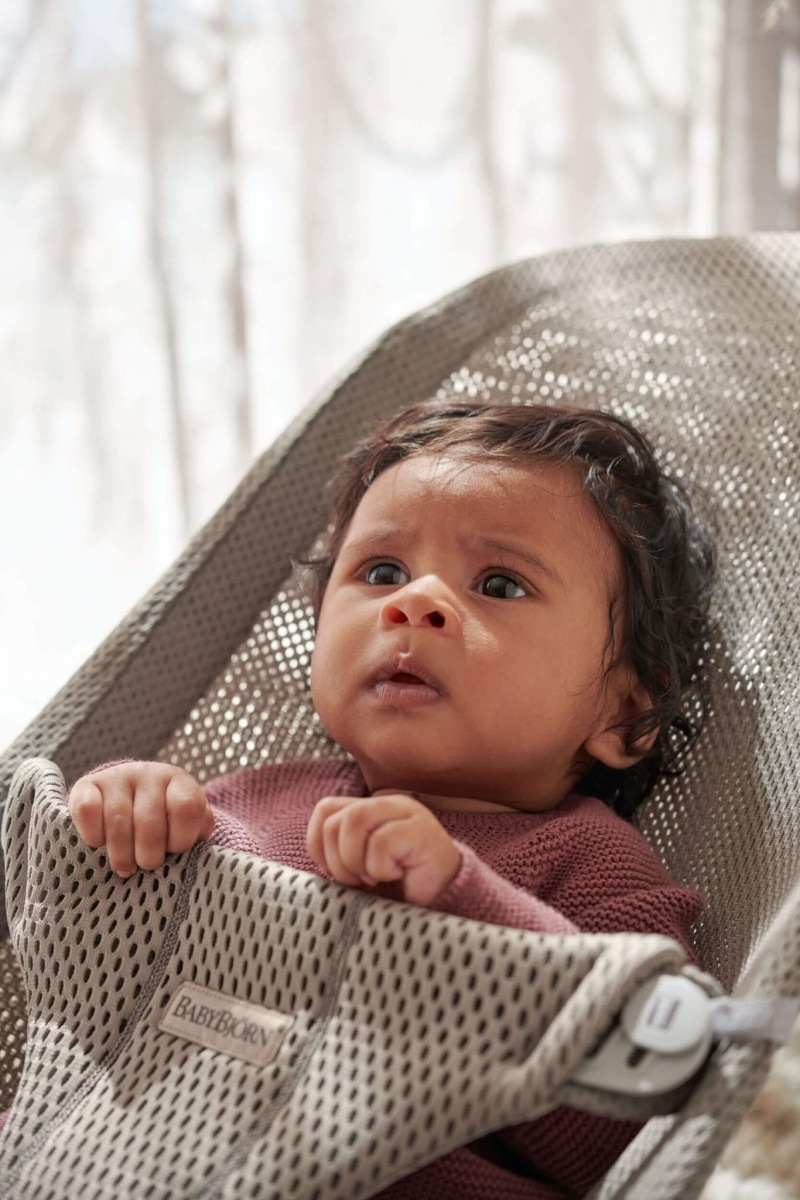 BabyBjörn - Wipstoeltje Bliss - Mesh Grijs beige & Speelboog Ondeugende oogjes Pastel