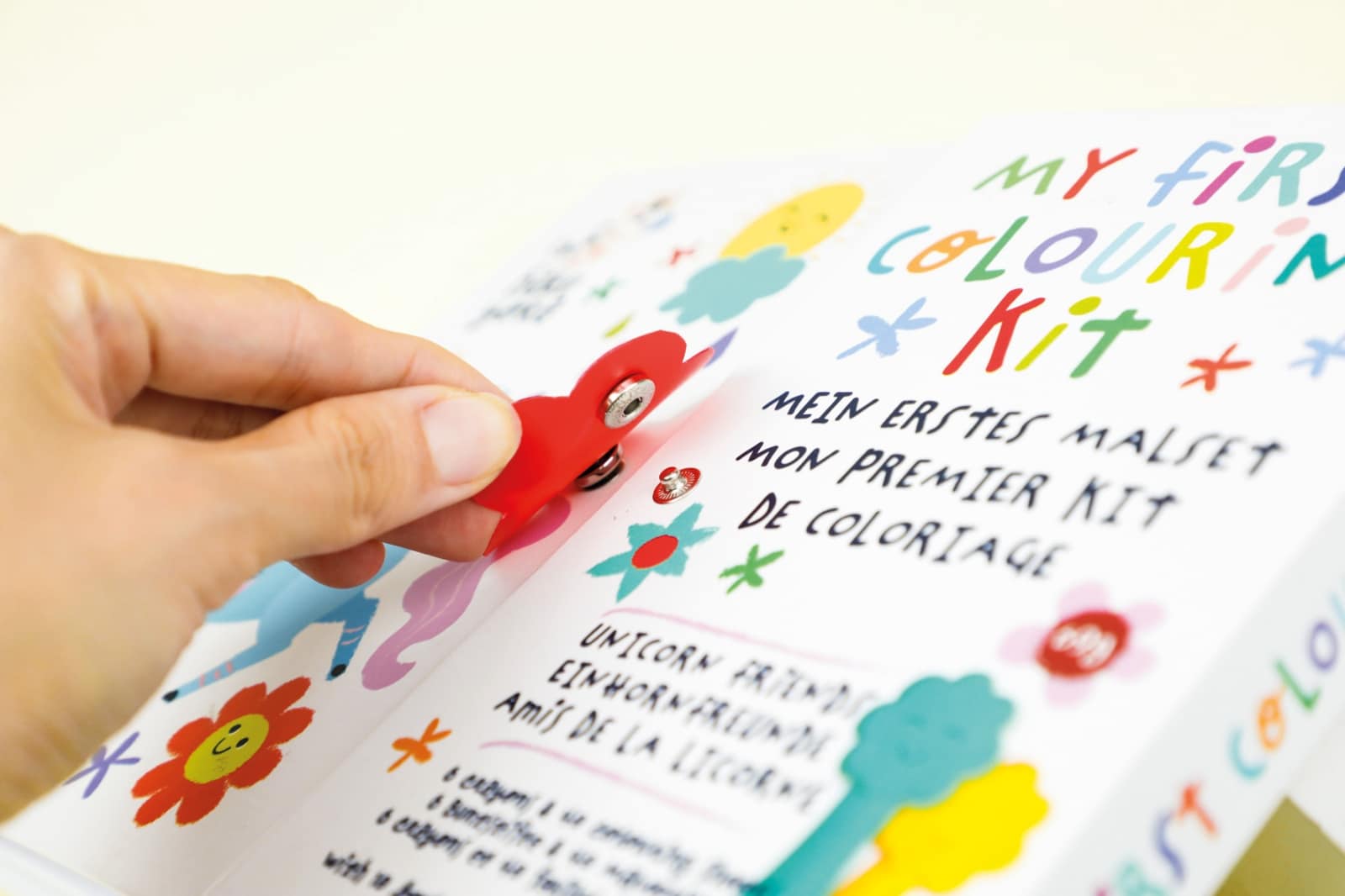 Haku Yoka - MIJN EERSTE KLEURKIT 20,5x24x2cm, gemengde modellen, bevat 10% bijenwas, in display 24,8x17,5x37cm, 3+