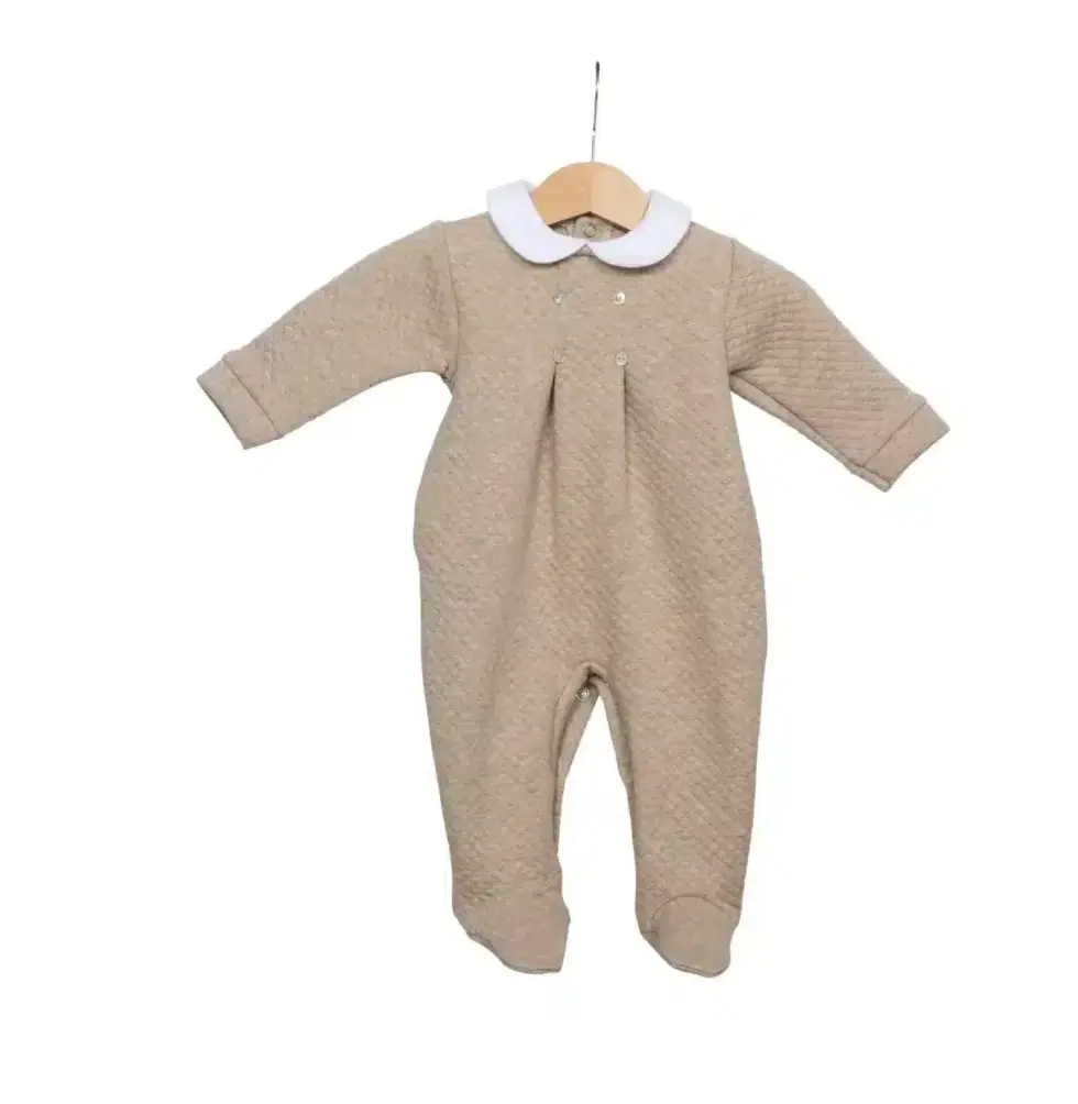 Living Nature - Babypakje Julia losange camel met wit kraagje en nacre knoopjes