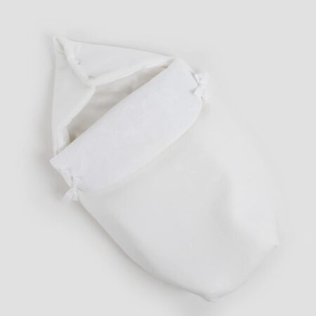 Maison Naline - Autostoelnestje 3puntsgordel buitenkant angora ivoor / binnenkant teddy ivoor / paspel ivoor aan flap / lintjes ivoor katoen / 2 knoopjes ivoor