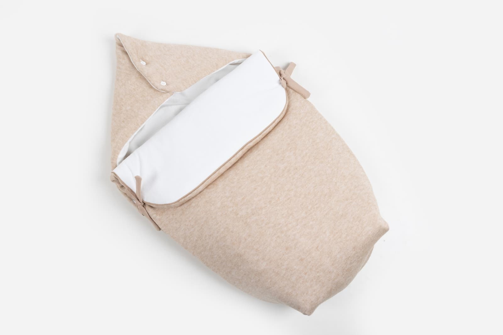 Maison Naline - Autostoelnestje 3puntsgordel buitenkant angora beige / binnenkant teddy ivoor / paspel beige aan flap / lintjes ivoor katoen / 2 knoopjes ivoor