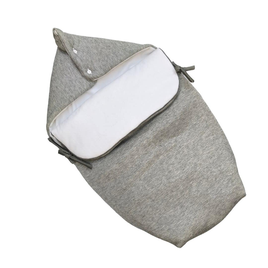 Maison Naline - Autostoelnestje 3puntsgordel buitenkant angora groen / binnenkant teddy ivoor / paspel tush groen aan flap / lintjes groen / 2 knoopjes ivoor