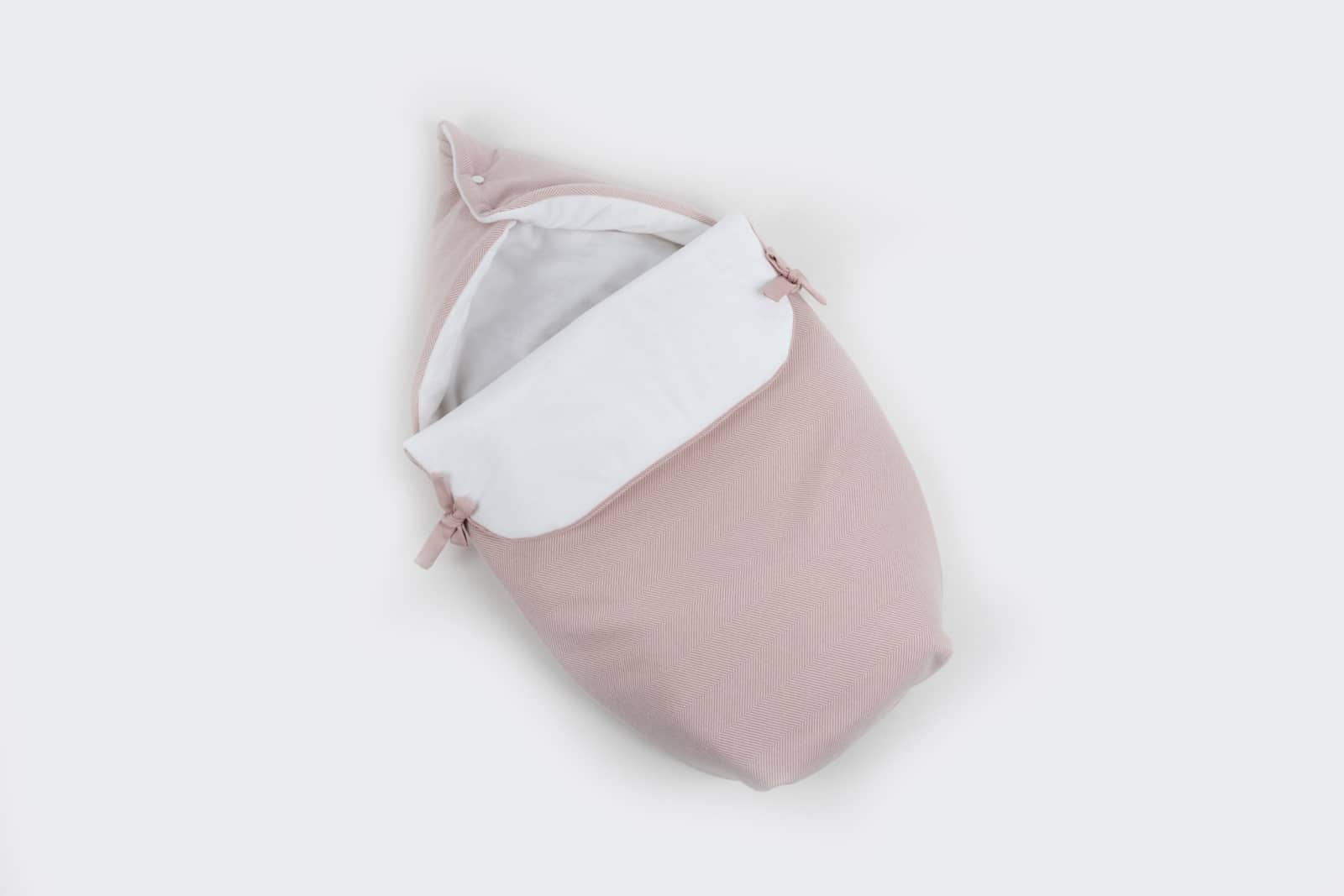 Maison Naline - Autostoelnestje buitenkant herringbone roze / binnenkant teddy ivoor / roze tush paspel aan flap / lintjes roze tush / 2 knoopjes ivoor (horizontale lijnen)