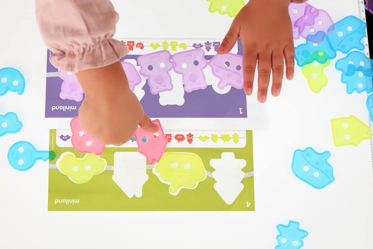 Miniland - ACTIVITEITEN FIGUREN, doorzichtig, vormen en kleuren herkennen , met 32 figuren, 4 koordjes en 10 transparante speelkaarten, lightpad compatibel, 3+