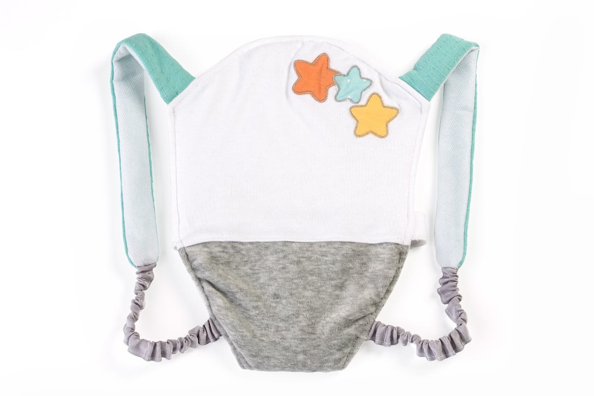 Miniland - BABYDRAAGZAK grijs, voor de babypop 40cm, in plastic zakje met kleerhanger, 3+