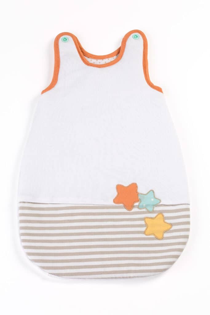 Miniland - BABYSLAAPZAK beige gestreept, voor de babypop 40cm, in plastic zakje met kleerhanger, 3+