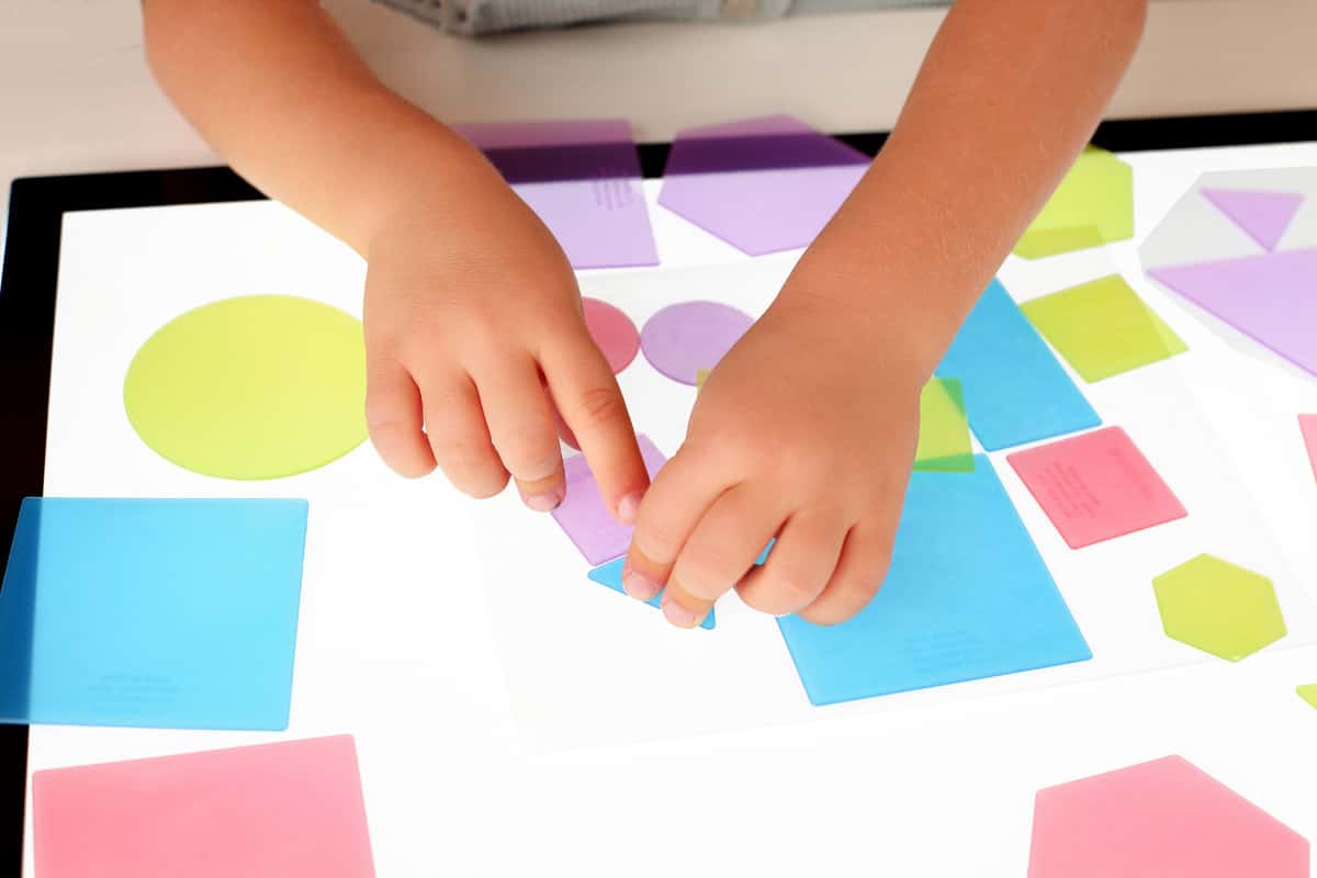 Miniland - GEOMETRIEVORMEN 8cm, doorzichtig, geschikt voor lightpad, 40 vormen en 12 transparante speelkaarten, 3+