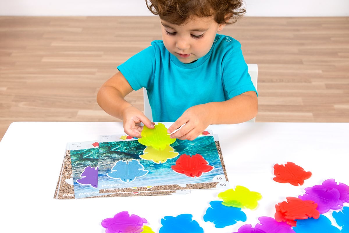 Miniland - MATH TURTLES 7cm, doorzichtig, geschikt voor lightpad, 20 schildpadden en 9 transparante speelkaarten, 2+