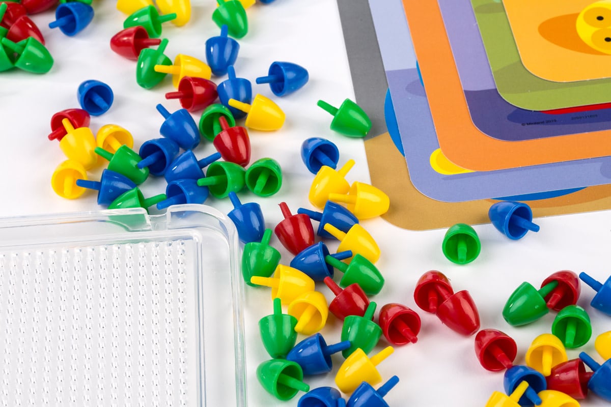 Miniland - MOZAIEK Pegs 15mm, met bord + 6 werkbladen + 160 nageltjes, in doos met handvat. Made in Spain, 3+