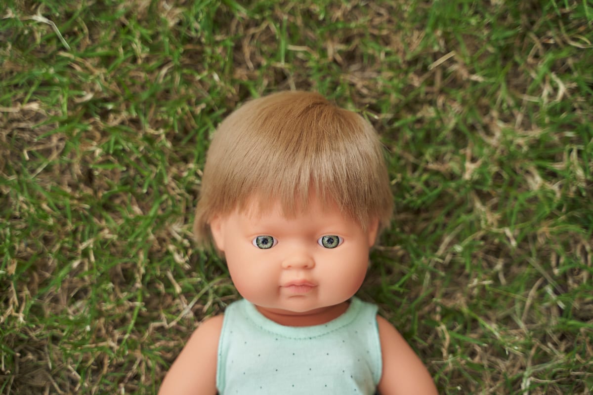 Miniland - POP DONKERBLONDE EUROPESE JONGEN 38cm, met vanillegeur, waterdicht, anatomisch correct, in vinyl, in geschenkdoos. Made in Spain, 10m+