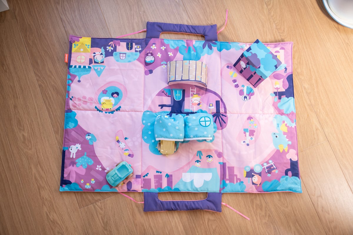 Miniland - SPEELMAT FEE, met 3D elementen en 2 autootjes, opgevouwen als tas met handvat