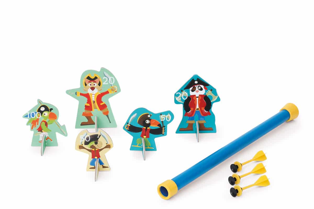 Scratch - Active Play: BLAASPIJP Piraten diam.3,5x42cm, met 5 piraten en 3 pijltjes diam.2x8,2cm, in doos 13x4,5x43cm, 5+
