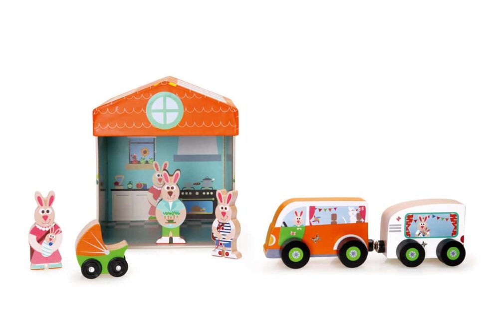 Scratch - Mix+Play: SPEELDOOS HUIS 2-in-1 15.5x15.5x17cm, bevat een auto met caravan, een kinderwagen en een konijnenfamilie (3 stuks), in karton en hout, in opbergdoos, 2+