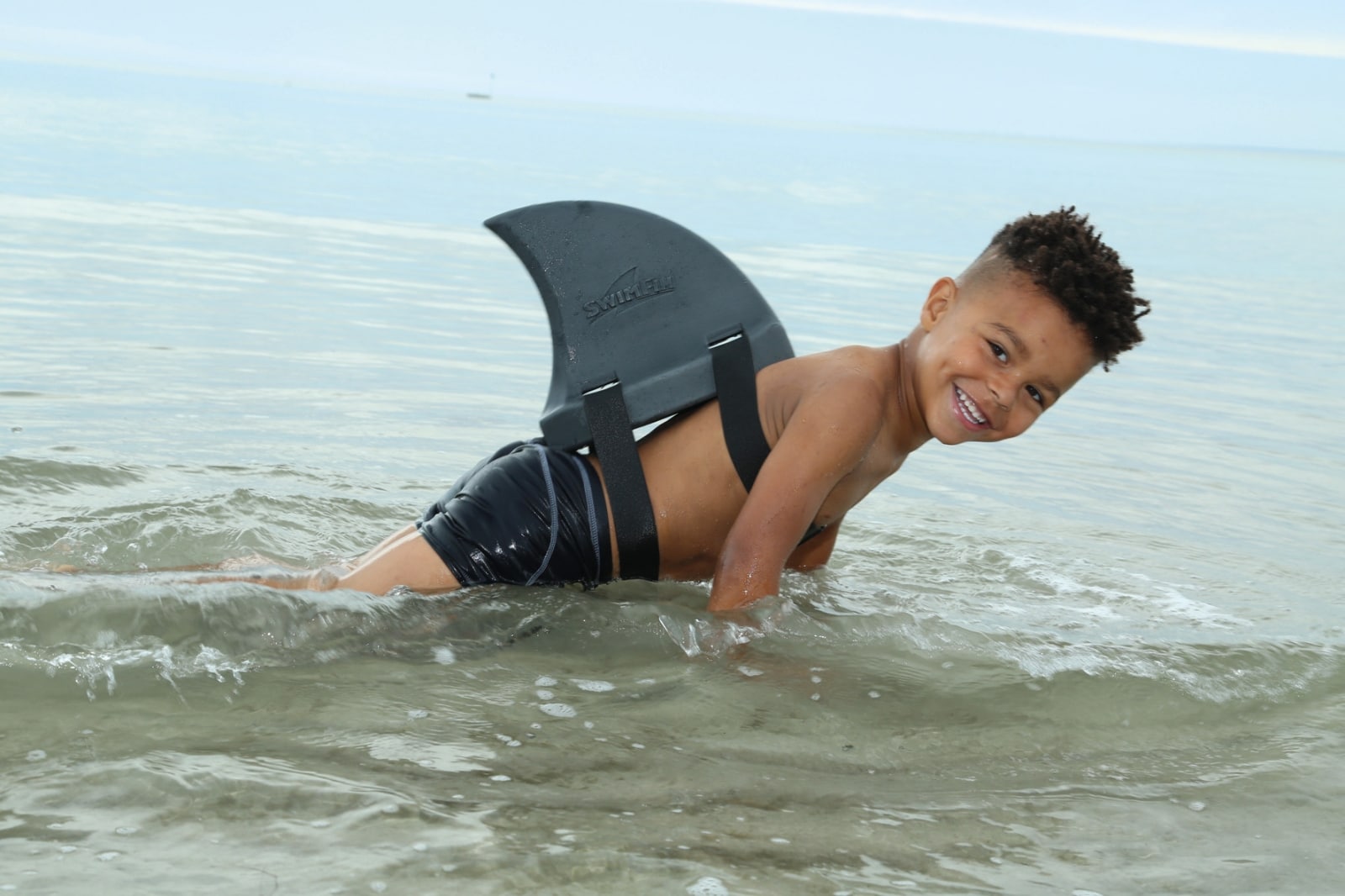 SwimFin - HAAIENVIN Grijs 26x12x25cm, ontwikkelt een natuurlijke zwempositie, neopreen, met hangkaart, max. 30kg, 3-6 jaar