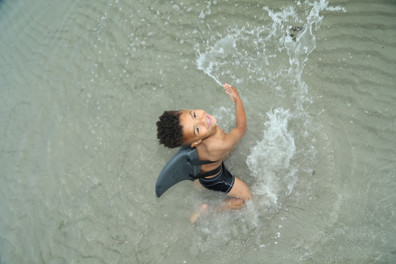 SwimFin - HAAIENVIN Grijs 26x12x25cm, ontwikkelt een natuurlijke zwempositie, neopreen, met hangkaart, max. 30kg, 3-6 jaar