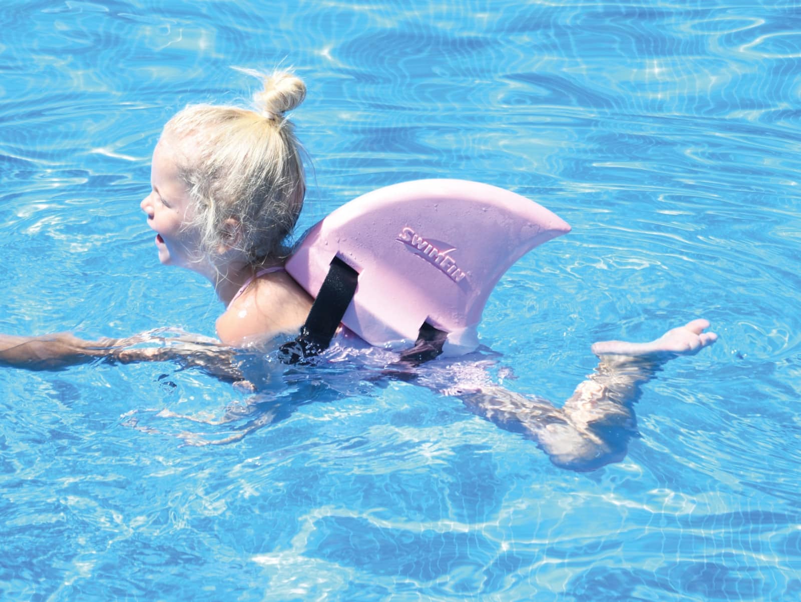 SwimFin - HAAIENVIN Roze 26x12x25cm, ontwikkelt een natuurlijke zwempositie, neopreen, met hangkaart, max. 30kg, 3-6 jaar