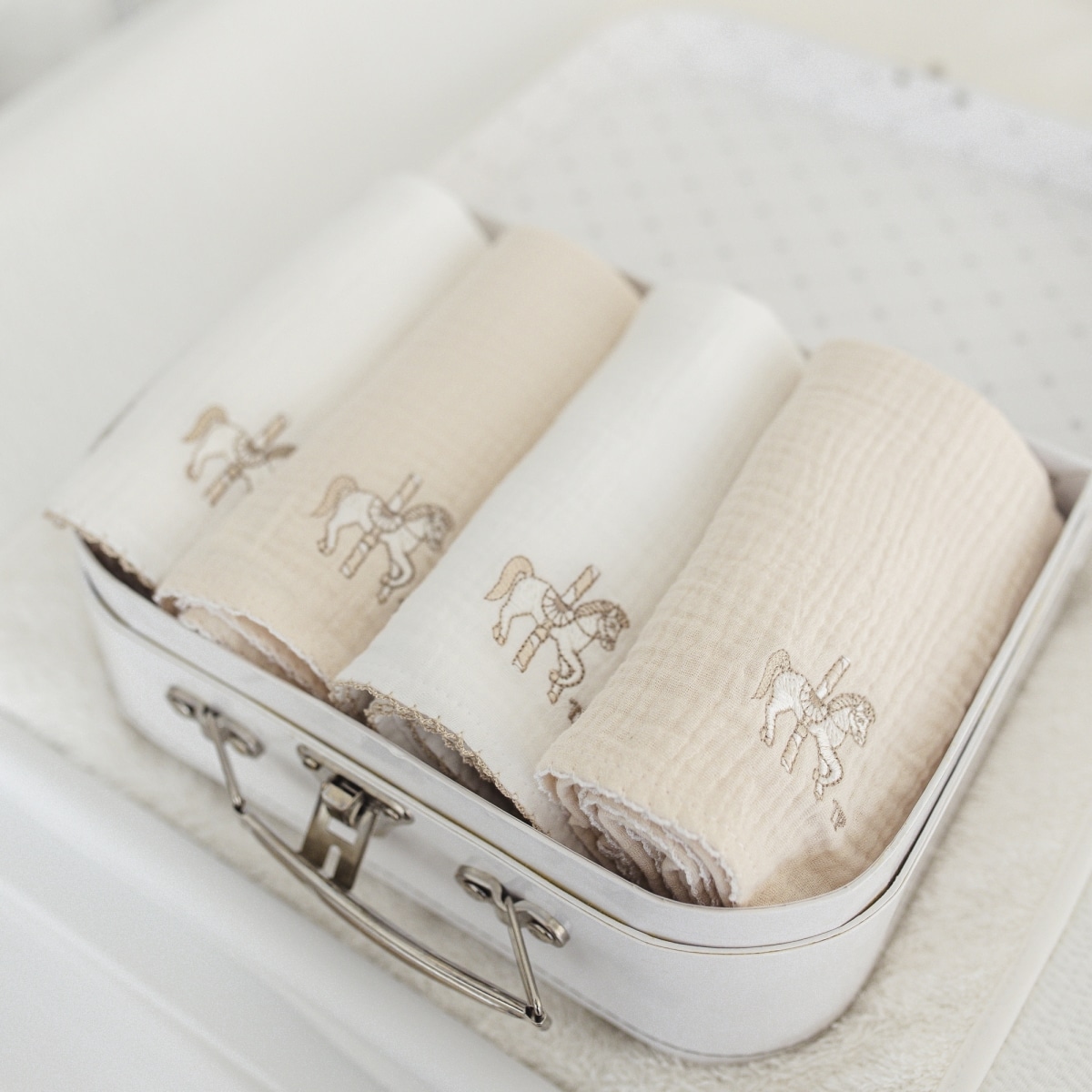 Theophile & Patachou - 4 geborduurde tetra doek 70x70 + koffertje ivoor /beige Carrousel