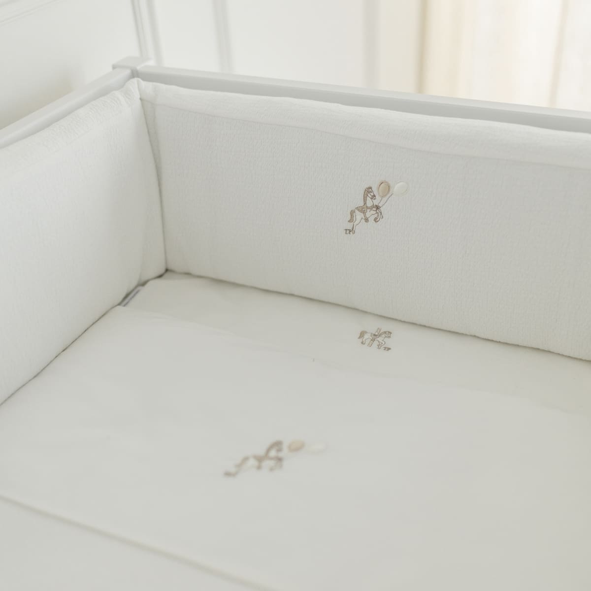 Theophile & Patachou - Bedbeschermer 210 cm - Gewafeld H18 cm Ivoor Carrousel