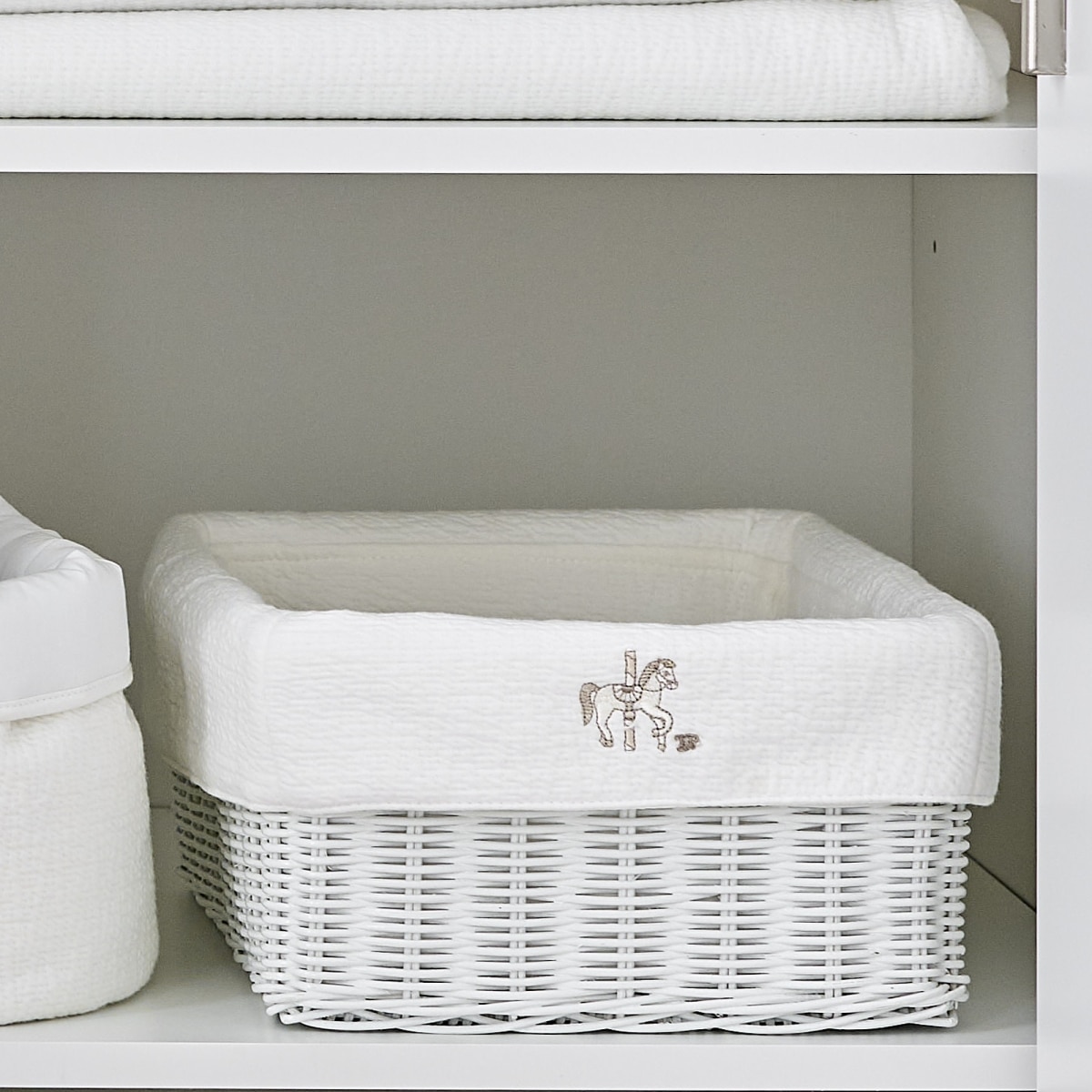 Theophile & Patachou - Witte rieten mandje + Bekleding gewafeld Ivoor Carrousel