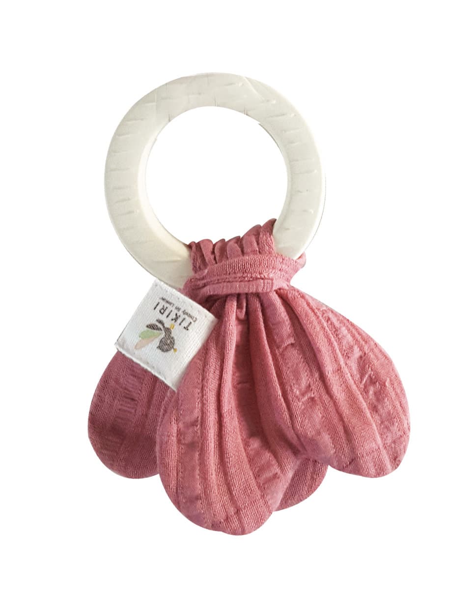 Tikiri - BIJTRING met donkerroze knoop 16cm, in natuurlijk rubber, op kaart, 0+