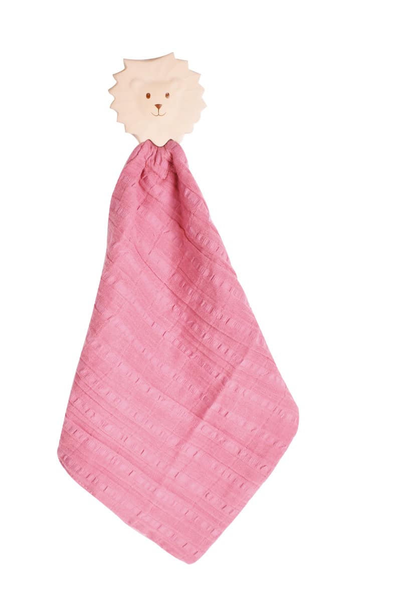 Tikiri - KNUFFELDOEKJE donkerroze - LEEUW met hoofdje in natuurlijk rubber (bijtring) 25x23cm, op kaart, 0+