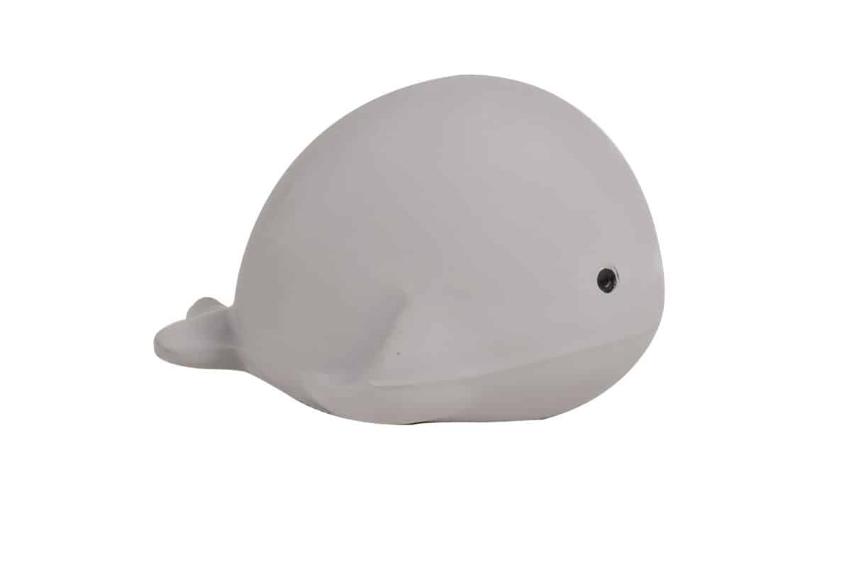 Tikiri - MIJN EERSTE OCEAANDIERTJE / WALVIS 7cm, in natuurlijk rubber, met belletje, met hangkaart, 0+