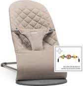 BabyBjorn - Wipstoeltje Bliss Cotton klassiek quilt Zandgrijs & Speelboog Ondeugende oogjes