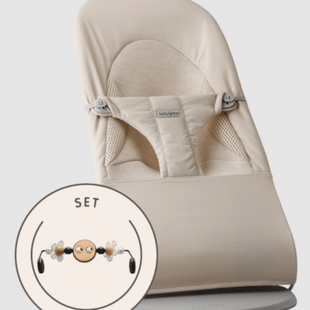 BabyBjörn - Wipstoeltje Balance Soft Tri Fabric - Geweven Jersey Lichtbeige & Speelboog Ondeugende oogjes