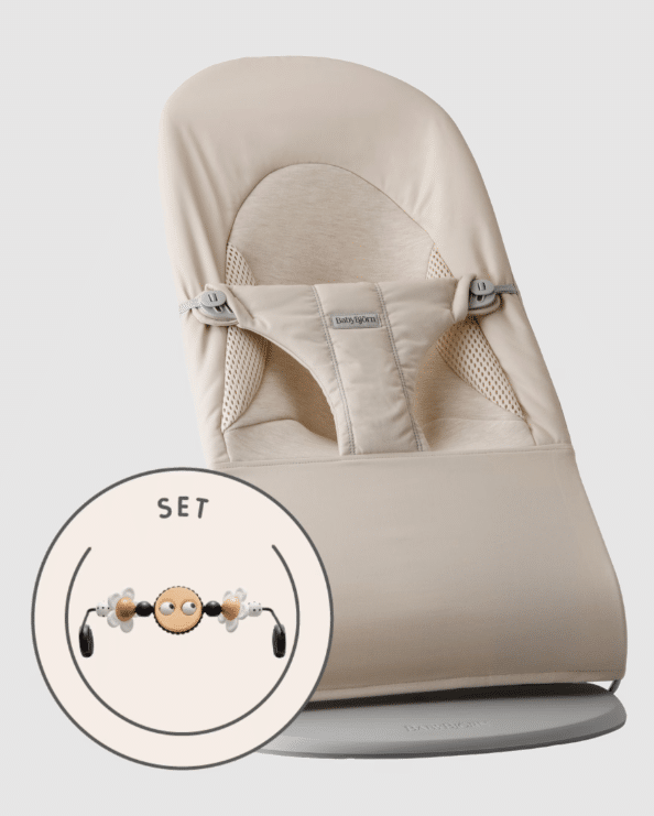 BabyBjörn - Wipstoeltje Balance Soft Tri Fabric - Geweven Jersey Lichtbeige & Speelboog Ondeugende oogjes