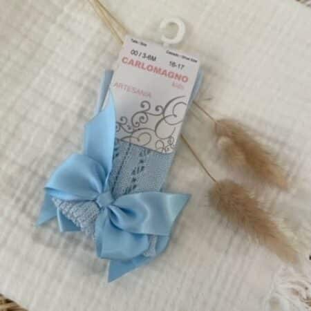 Carlomagno - Gehaakte kniekous zacht blauw met strik op zijkant