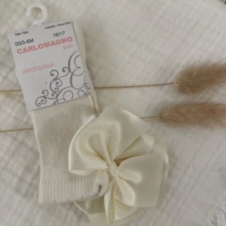 Carlomagno - Kniekous ecru met ruffle en strik