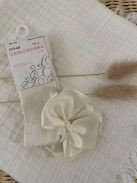Carlomagno - Kniekous ecru met ruffle en strik
