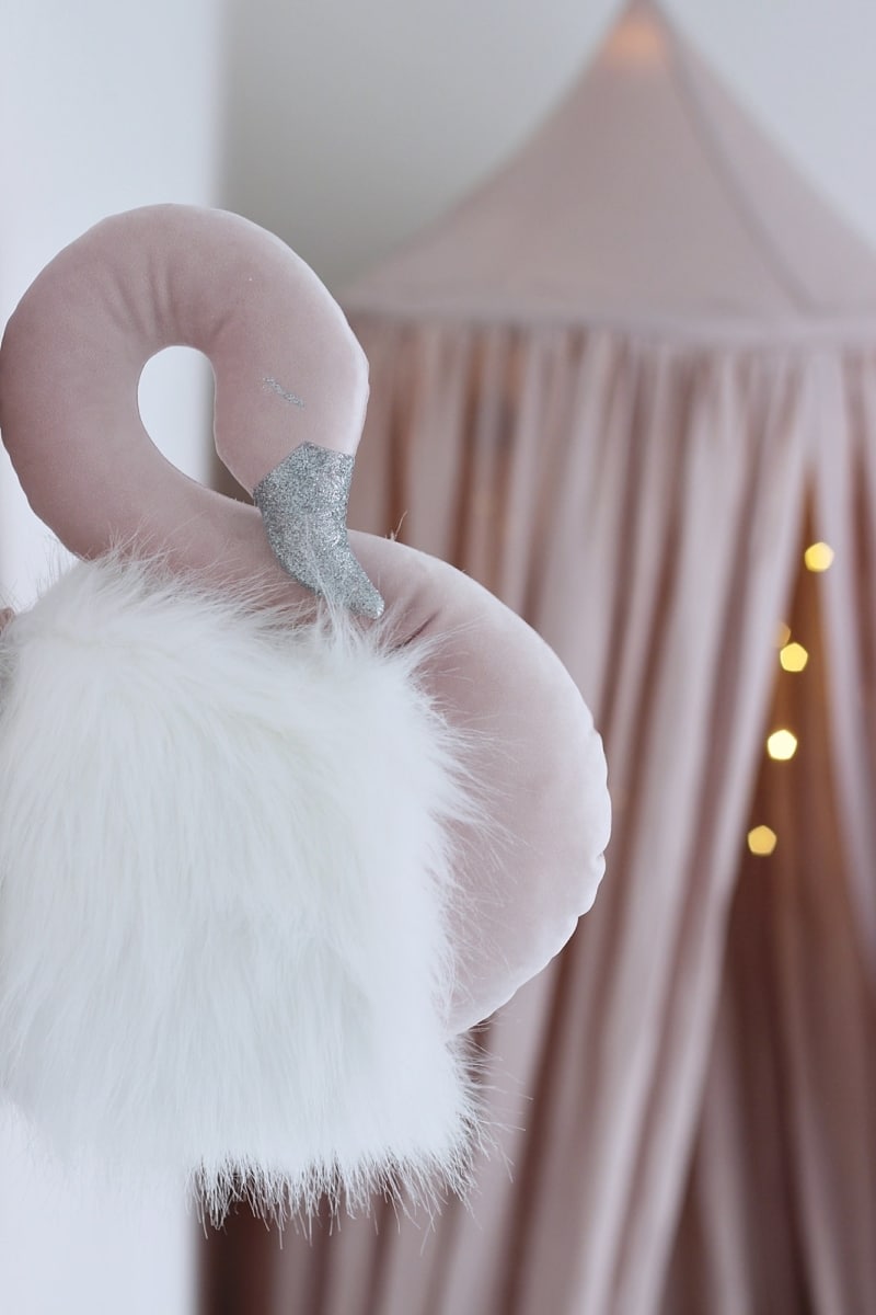 Cotton & Sweets - Wall Swan Decoration Powder with white fur