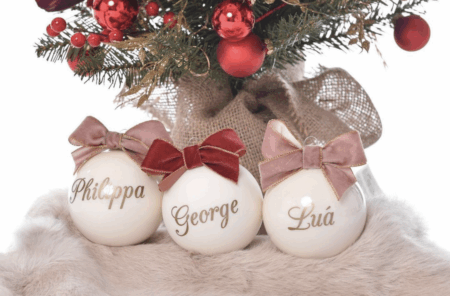 Gepersonaliseerde Witte Kerstbal met velvet Strik