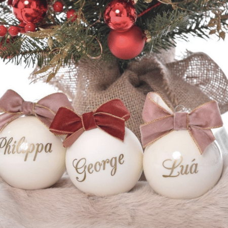 Gepersonaliseerde Witte Kerstbal met velvet Strik