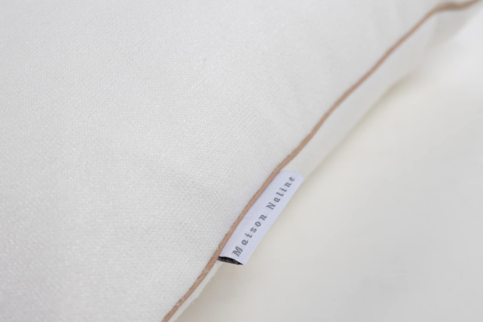 Maison Naline - Kussen 35x35 angora ivoor / paspel beige rondom