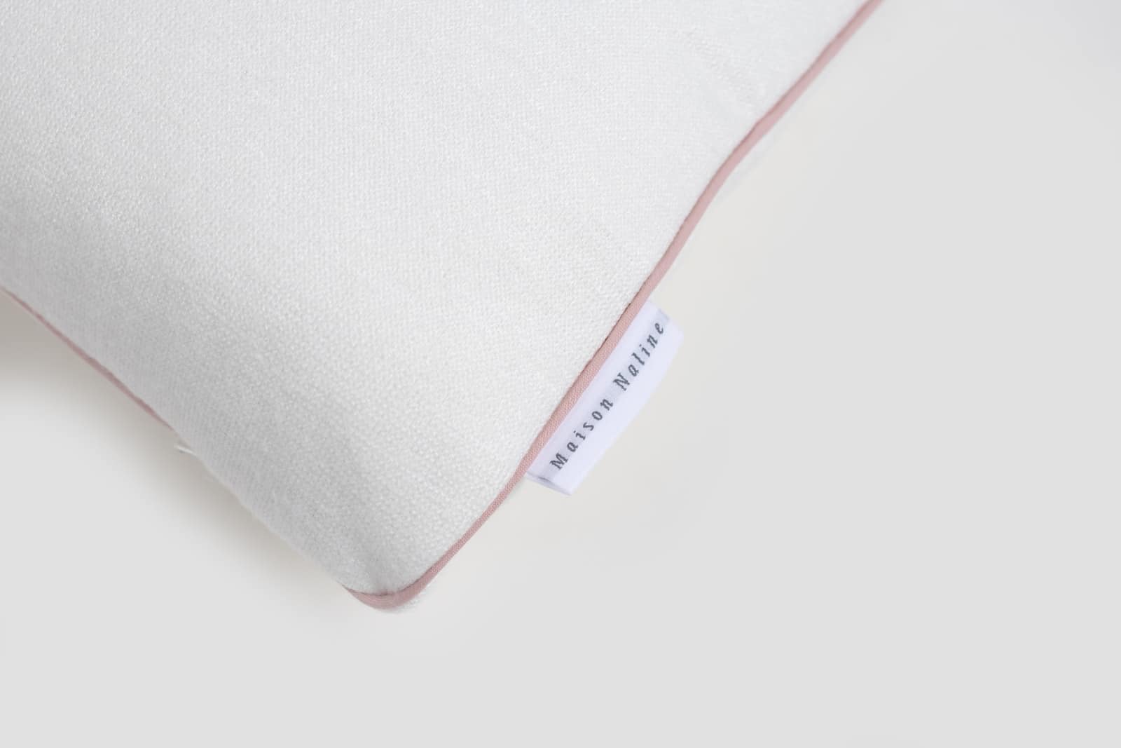 Maison Naline - Kussen 35x35 angora ivoor / paspel roze tush rondom