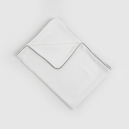 Maison Naline - Wiegdeken voorkant angora ivoor / achterkant angora ivoor / paspel groene tush rondom