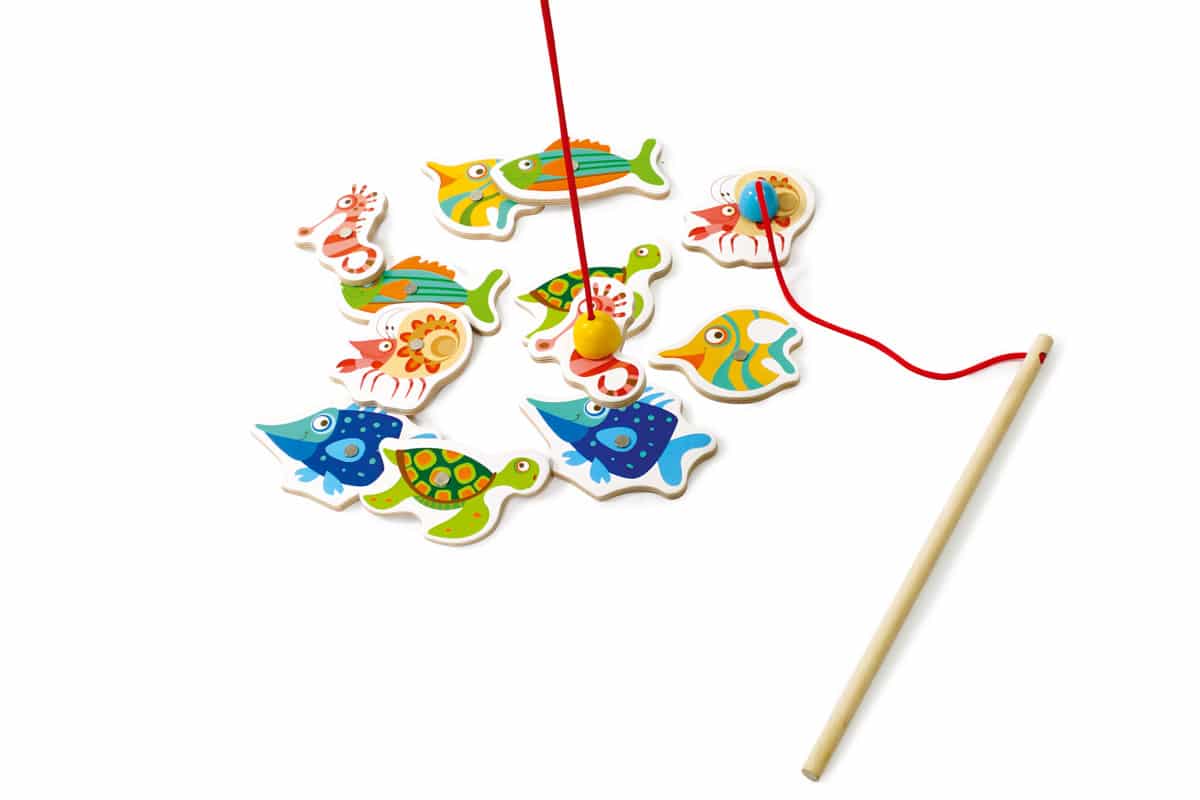 Scratch - Spel: 3-in-1 VISSPEL, 12 visjes met punten 6x4x0.5cm (magnetisch, in hout) en 2 hengels (magnetisch, in hout), domino spel 9.5x5cm (28-delig, in karton) en memo spel (32-delig, in karton), in visvormige doos, 18m+