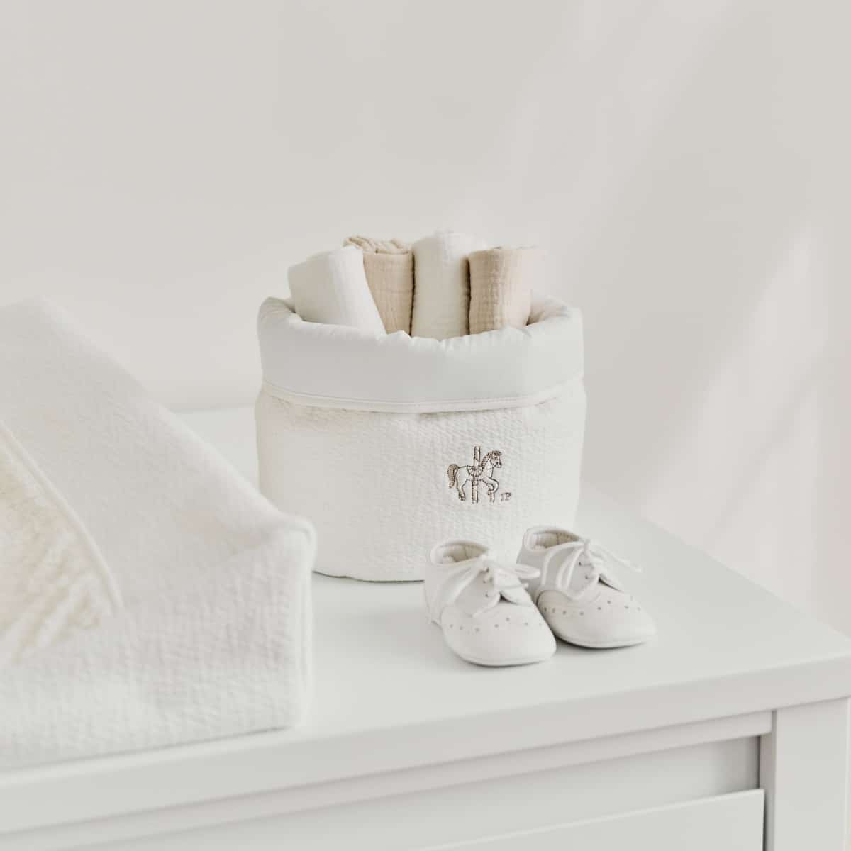 Theophile & Patachou - Verzorgingsmand rond - Gewafeld Ivoor Carrousel