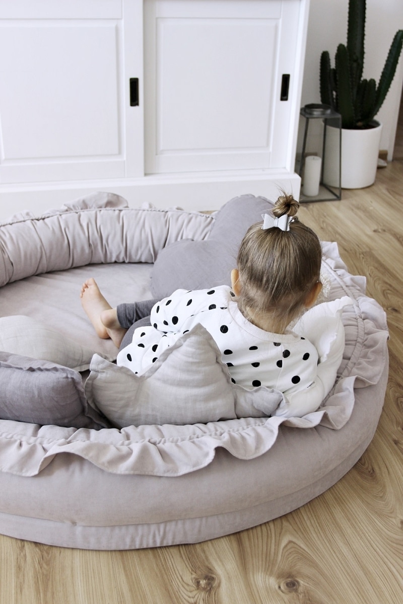 Cotton & Sweet - Junior Nest With Ruffles - Light grey